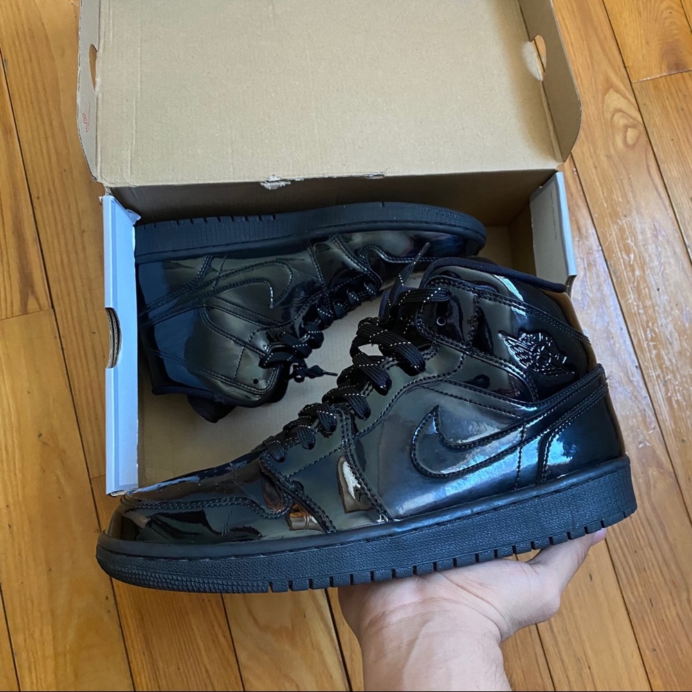 Jordan 1 mid Patent Black